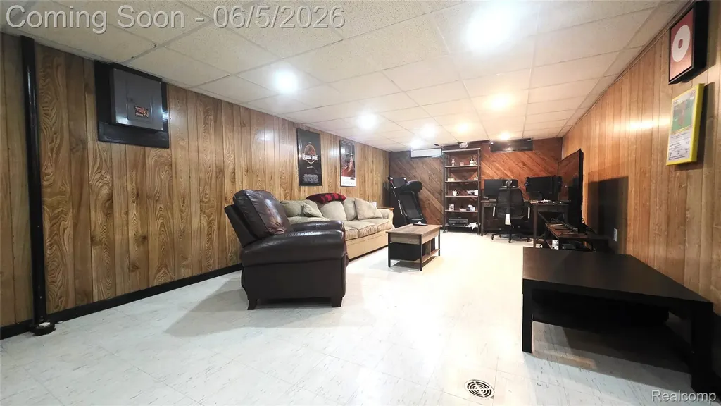 16017 Chestnut Street Roseville City MI 48066