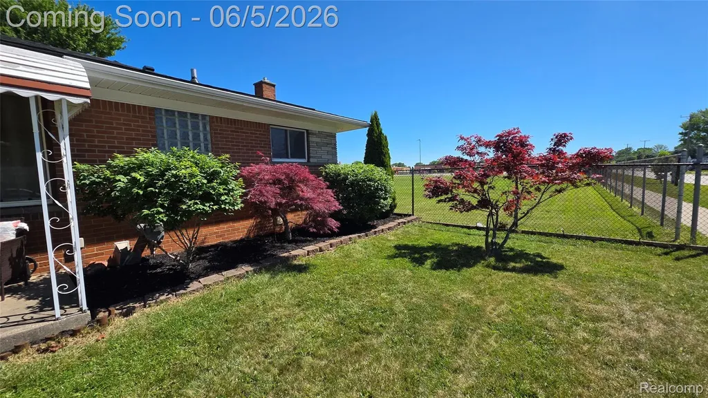 16017 Chestnut Street Roseville City MI 48066