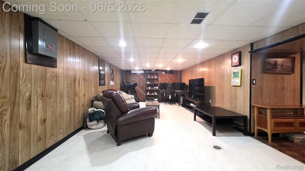 16017 Chestnut Street Roseville City MI 48066