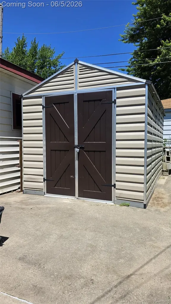 16017 Chestnut Street Roseville City MI 48066