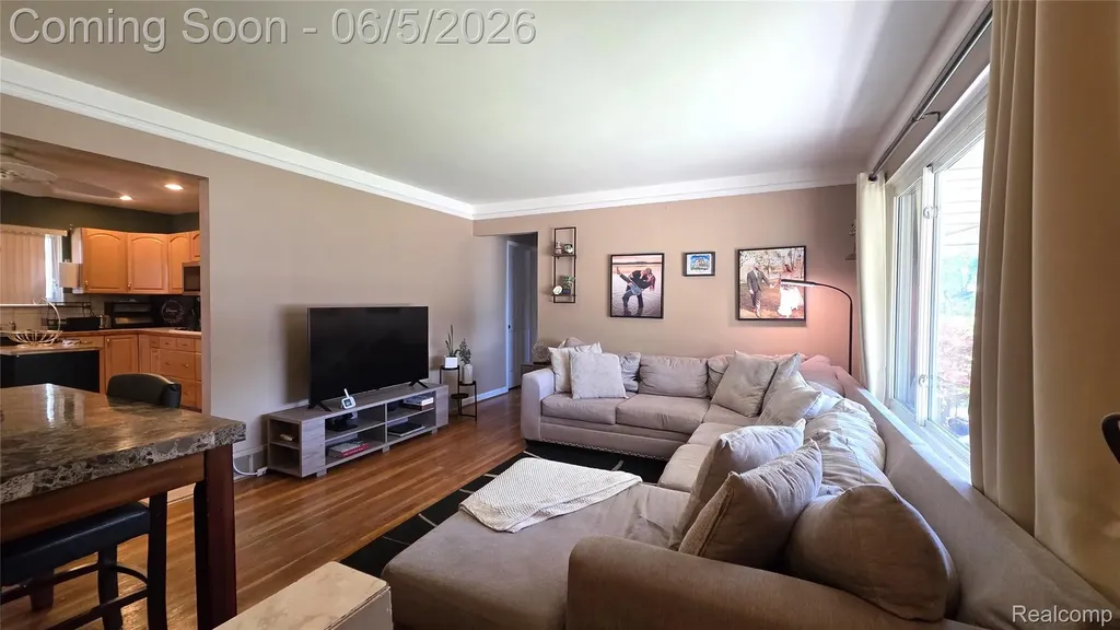 16017 Chestnut Street Roseville City MI 48066