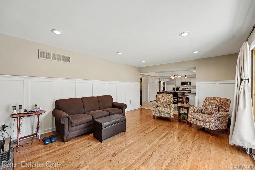 2242 W Wattles Road Troy City MI 48098