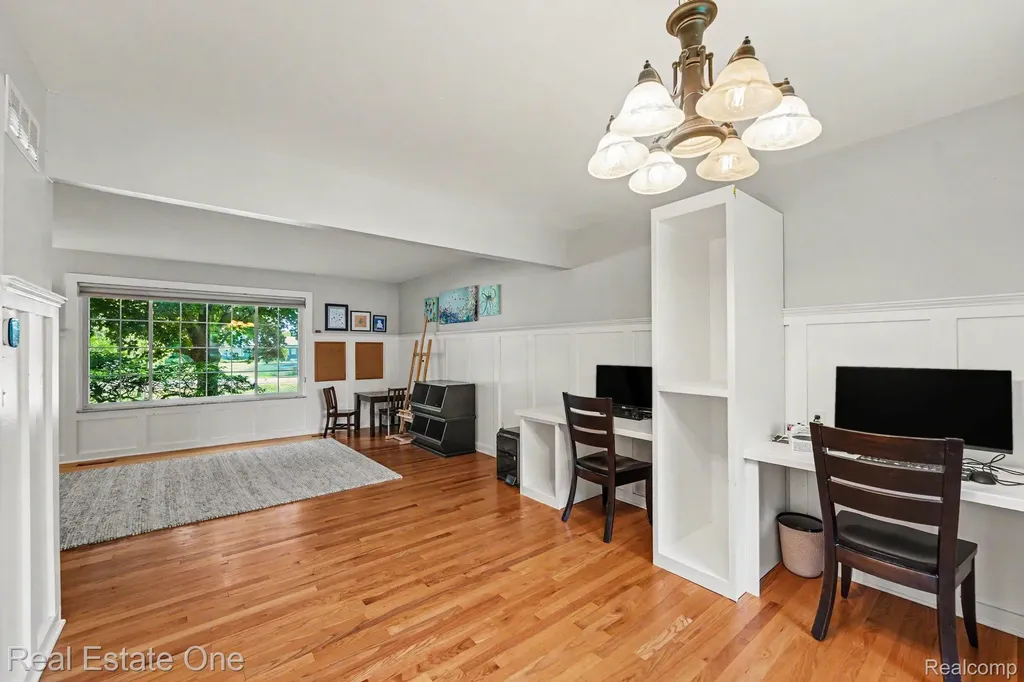 2242 W Wattles Road Troy City MI 48098