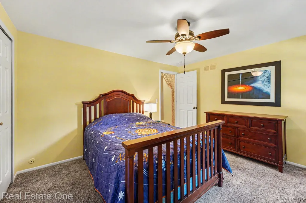 2242 W Wattles Road Troy City MI 48098