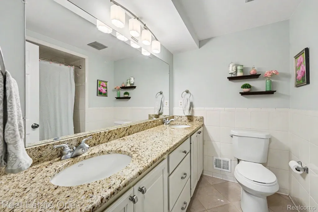 2242 W Wattles Road Troy City MI 48098