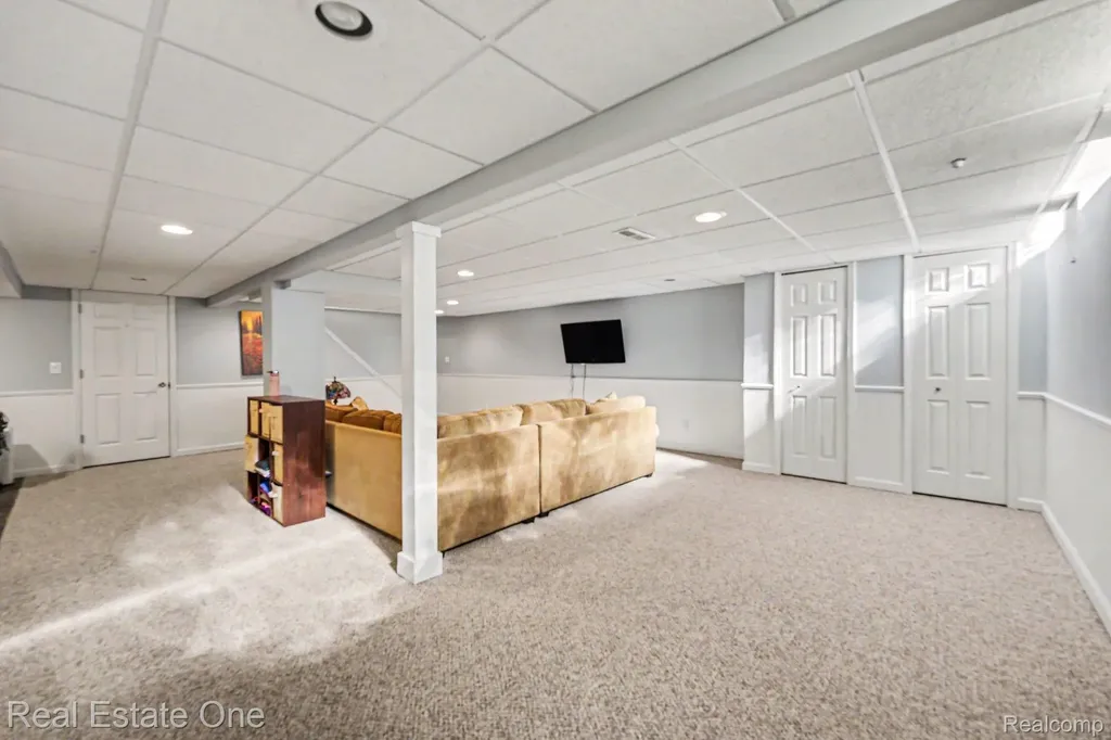 2242 W Wattles Road Troy City MI 48098
