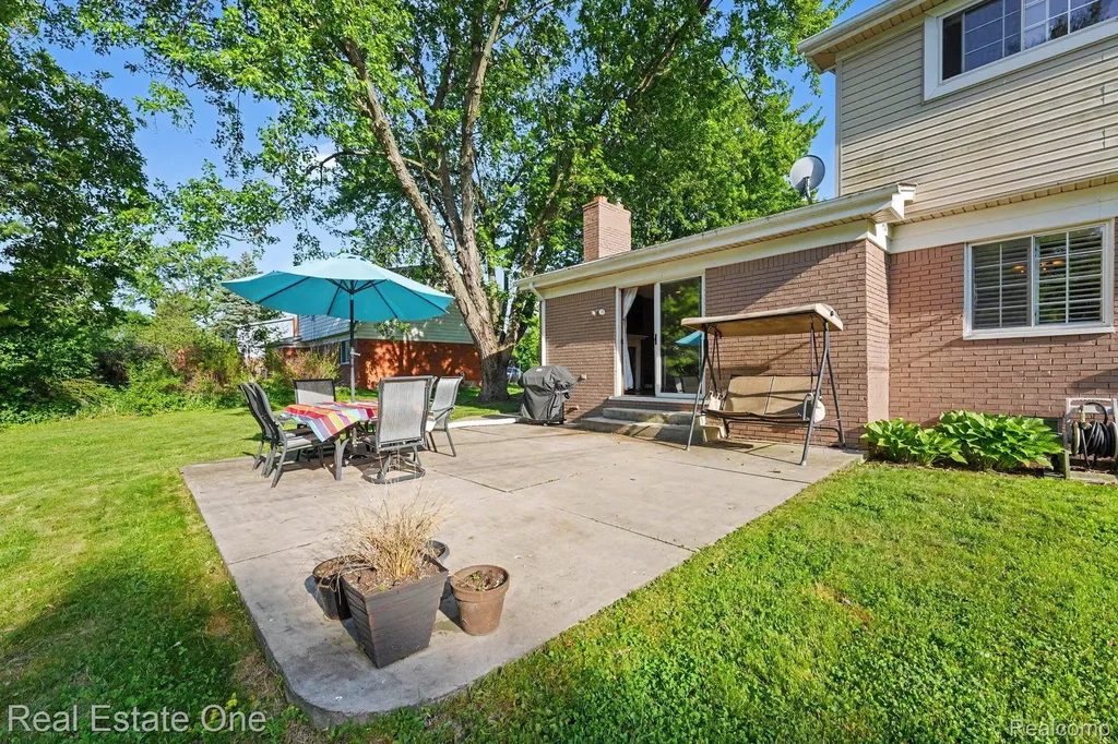 2242 W Wattles Road Troy City MI 48098