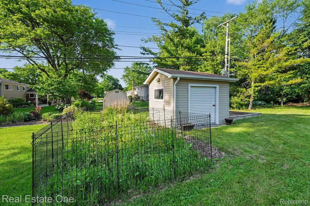 2242 W Wattles Road Troy City MI 48098