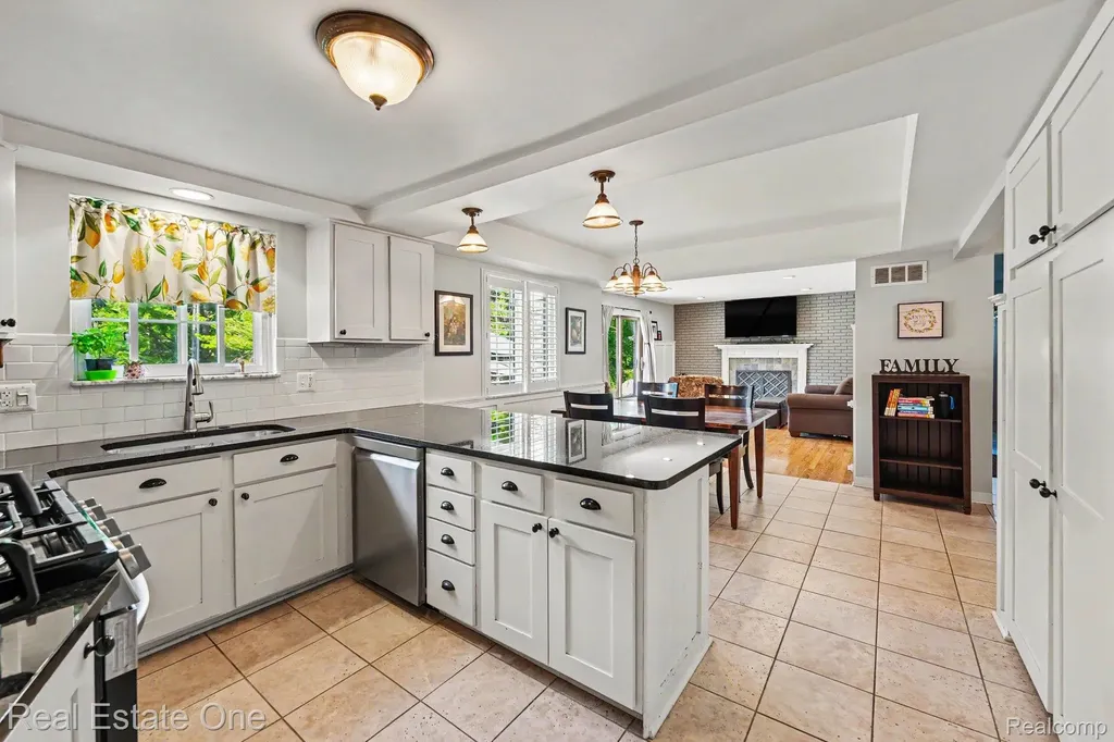 2242 W Wattles Road Troy City MI 48098