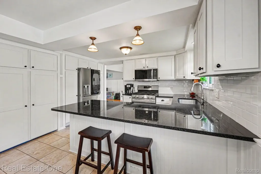 2242 W Wattles Road Troy City MI 48098