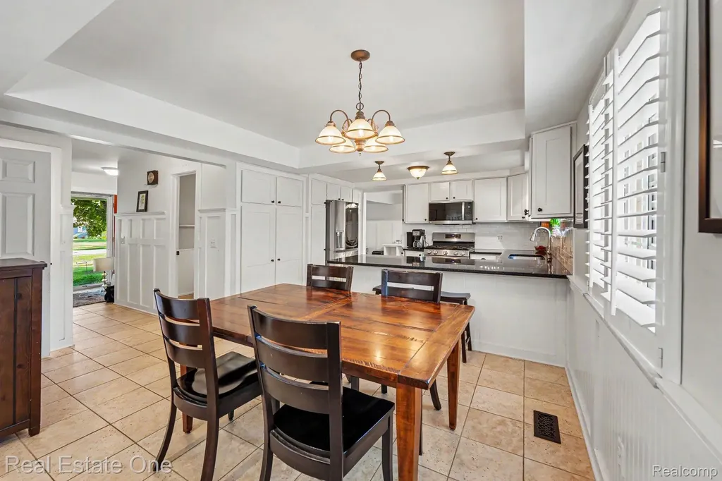 2242 W Wattles Road Troy City MI 48098
