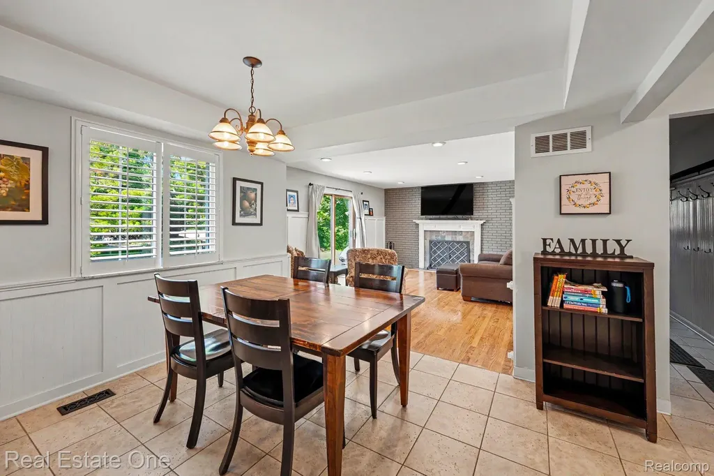 2242 W Wattles Road Troy City MI 48098