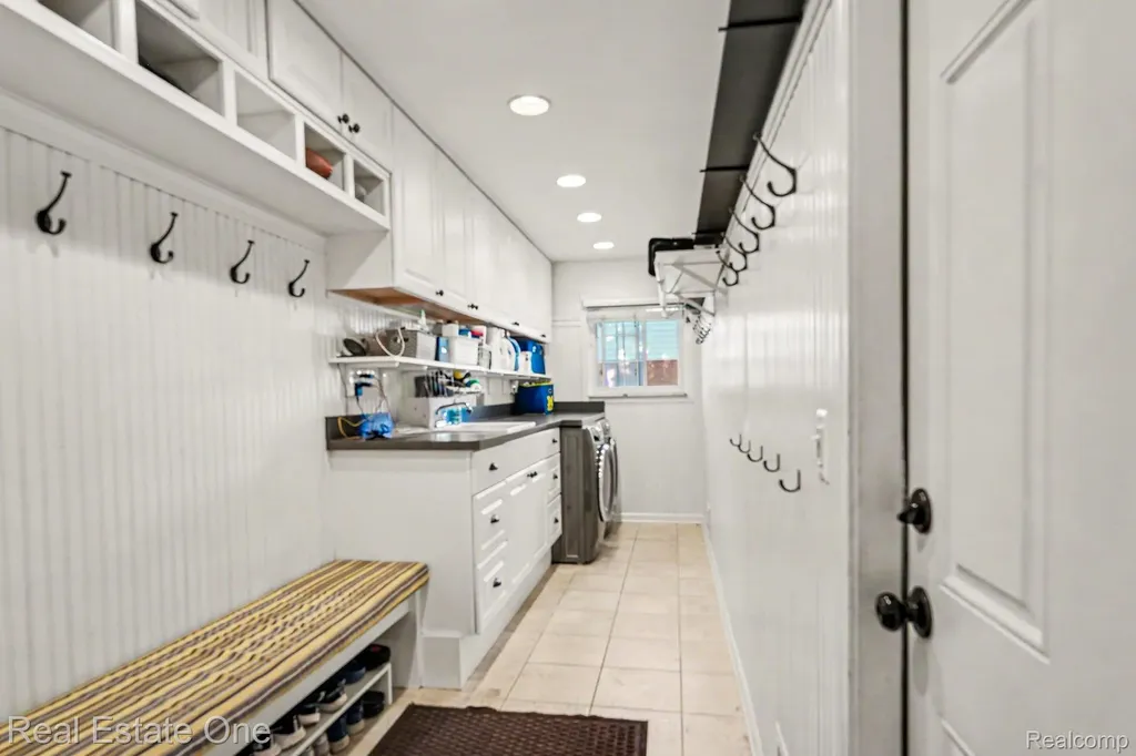 2242 W Wattles Road Troy City MI 48098