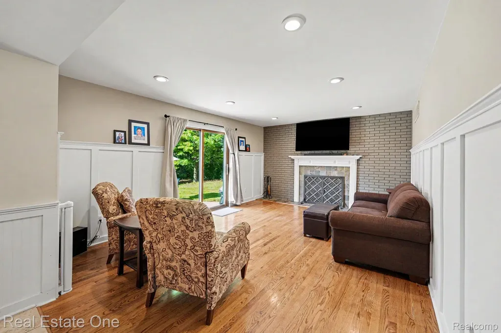 2242 W Wattles Road Troy City MI 48098