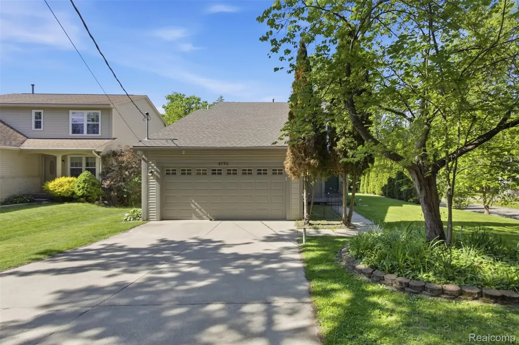 6790 Edwood Avenue West Bloomfield Charter Township MI 48324
