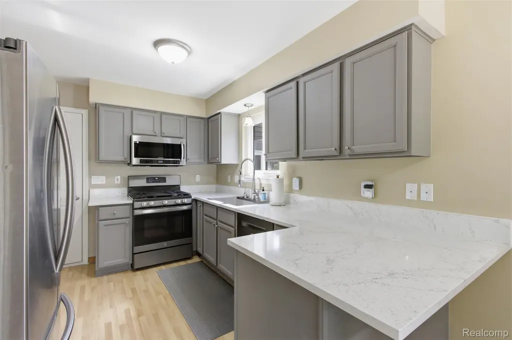 6790 Edwood Avenue West Bloomfield Charter Township MI 48324