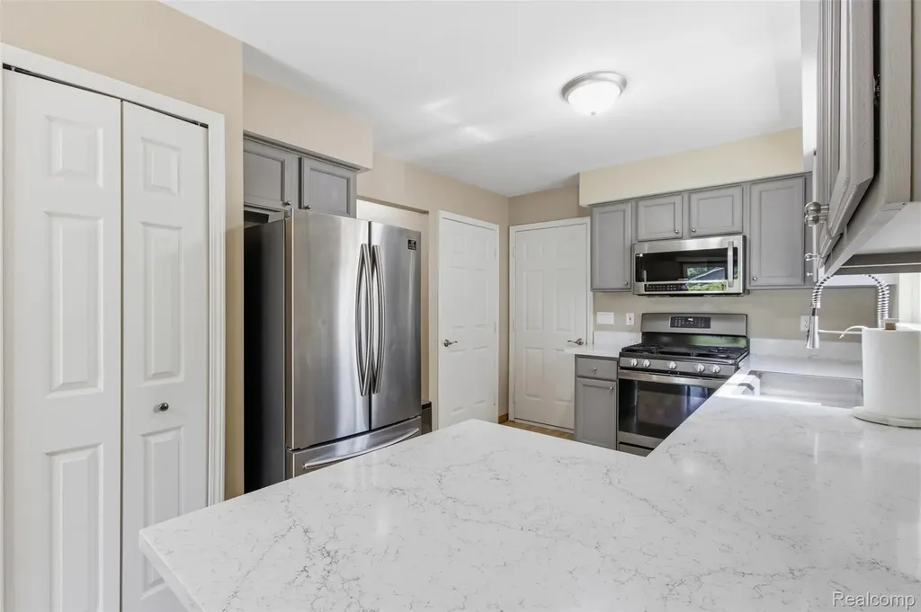 6790 Edwood Avenue West Bloomfield Charter Township MI 48324
