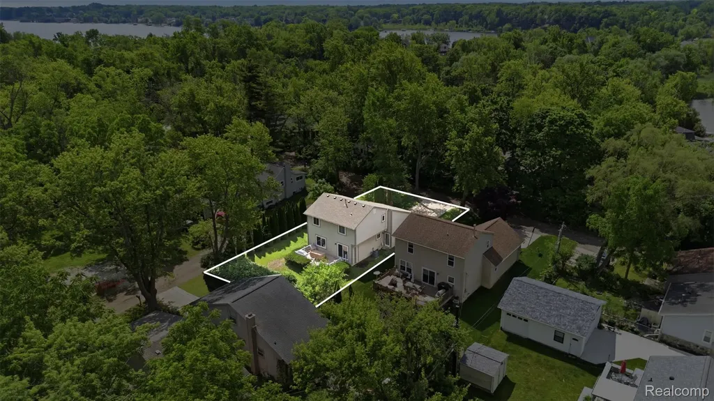 6790 Edwood Avenue West Bloomfield Charter Township MI 48324