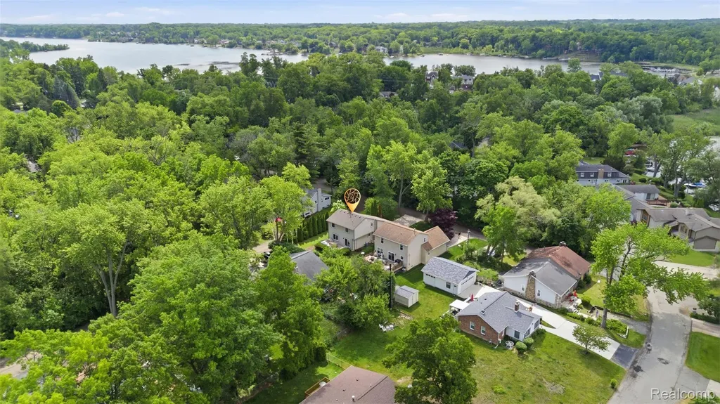 6790 Edwood Avenue West Bloomfield Charter Township MI 48324