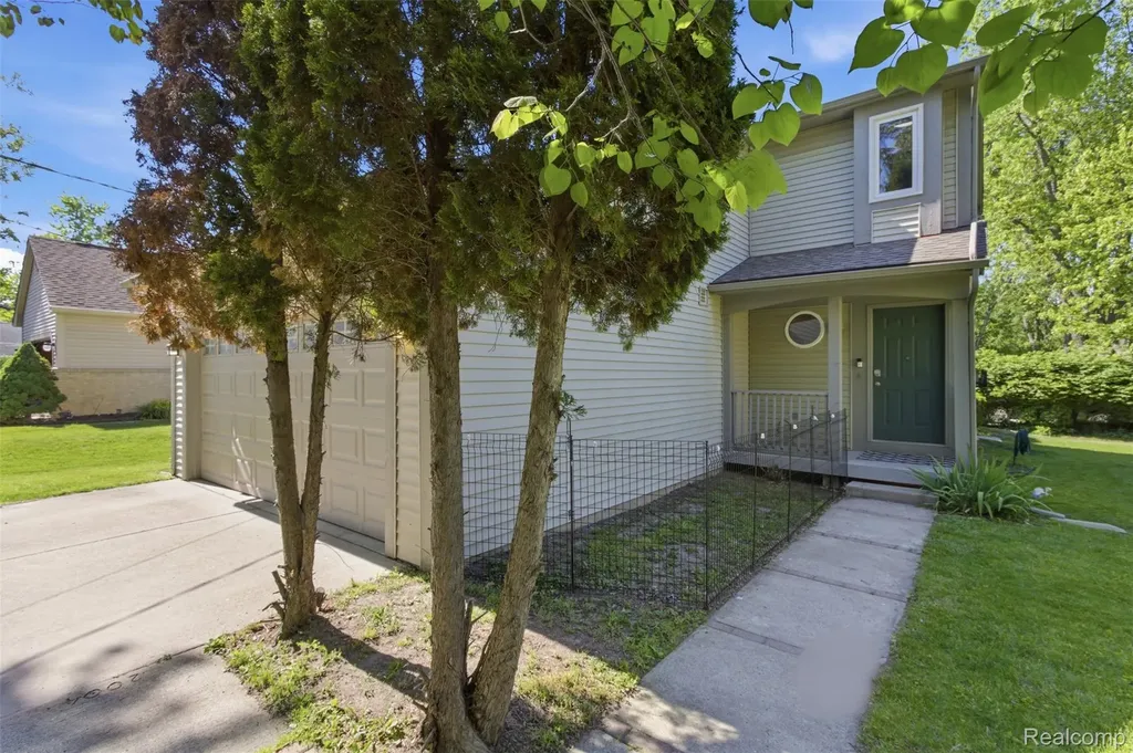 6790 Edwood Avenue West Bloomfield Charter Township MI 48324
