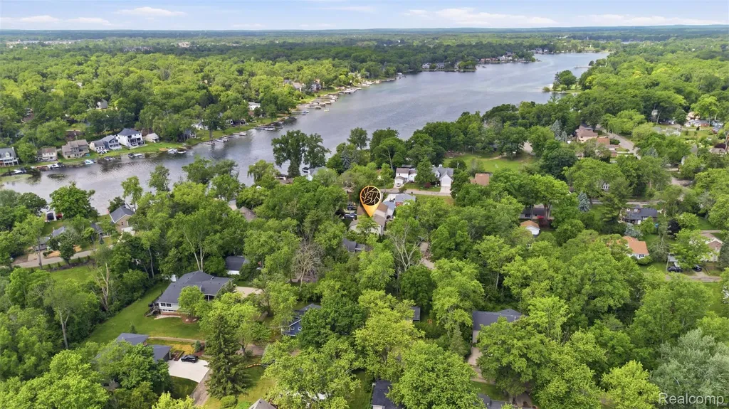6790 Edwood Avenue West Bloomfield Charter Township MI 48324