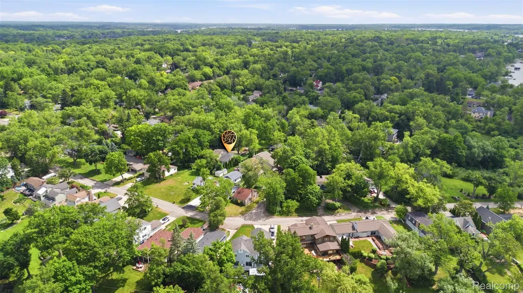 6790 Edwood Avenue West Bloomfield Charter Township MI 48324