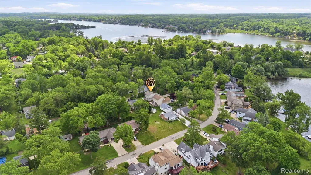 6790 Edwood Avenue West Bloomfield Charter Township MI 48324