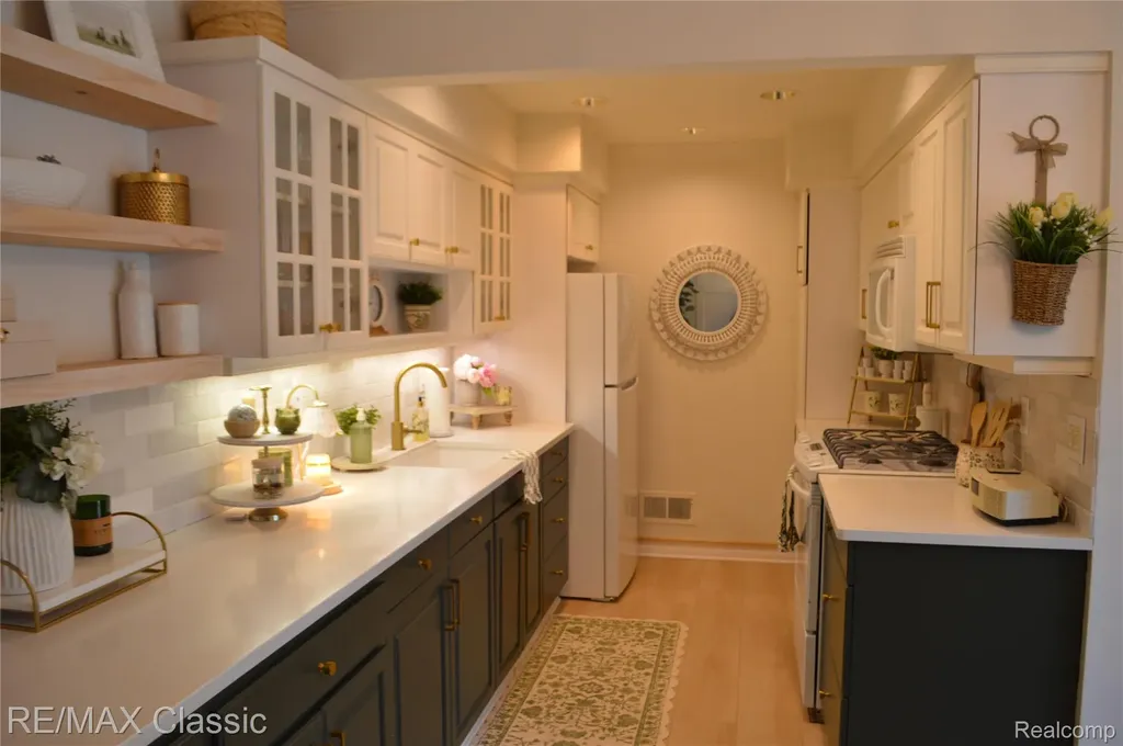 40605 Newport Drive E Plymouth Charter Township MI 48170