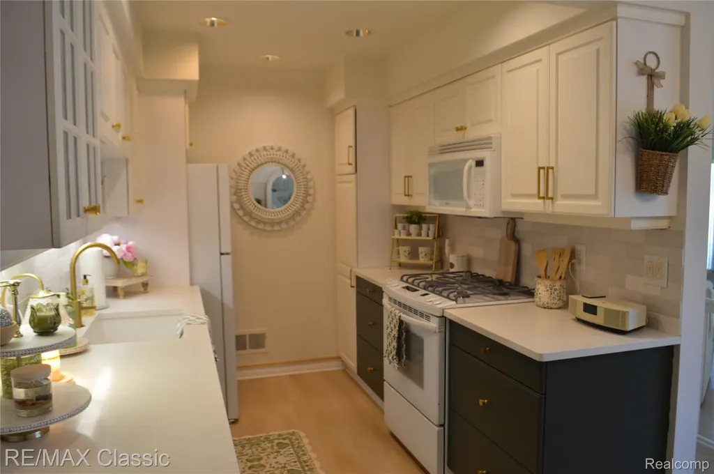 40605 Newport Drive E Plymouth Charter Township MI 48170