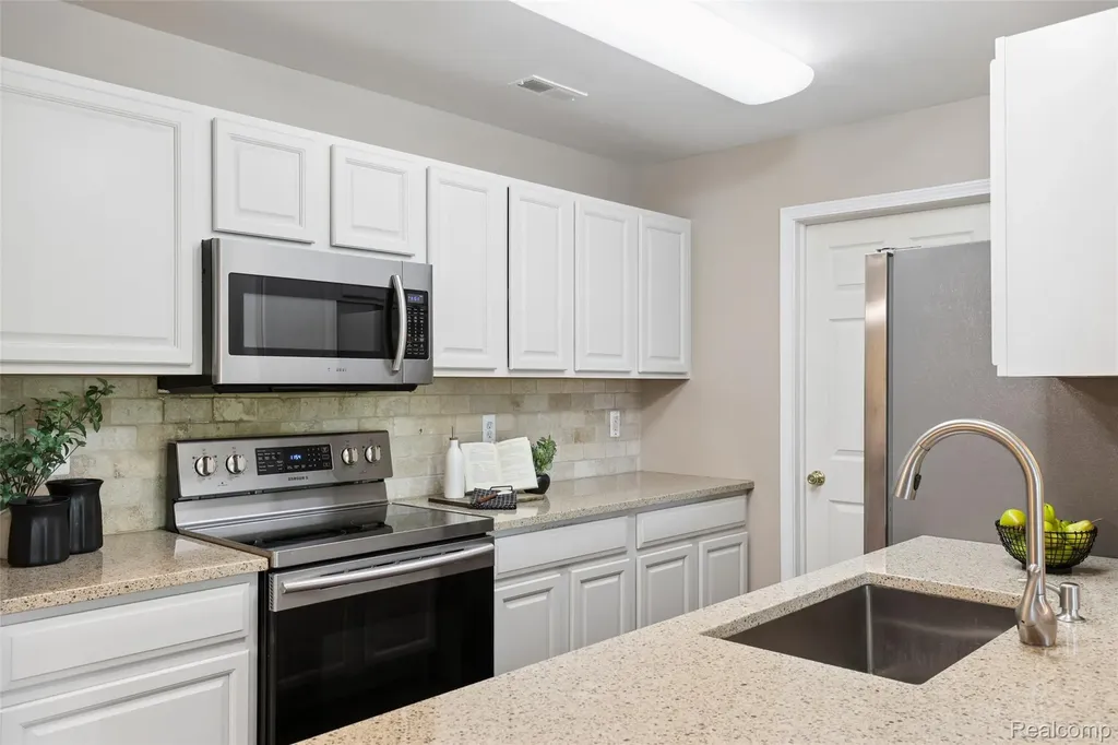 11862 Farmington Road Livonia City MI 48150
