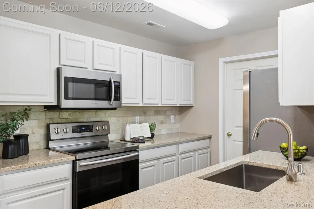 11862 Farmington Road Livonia City MI 48150