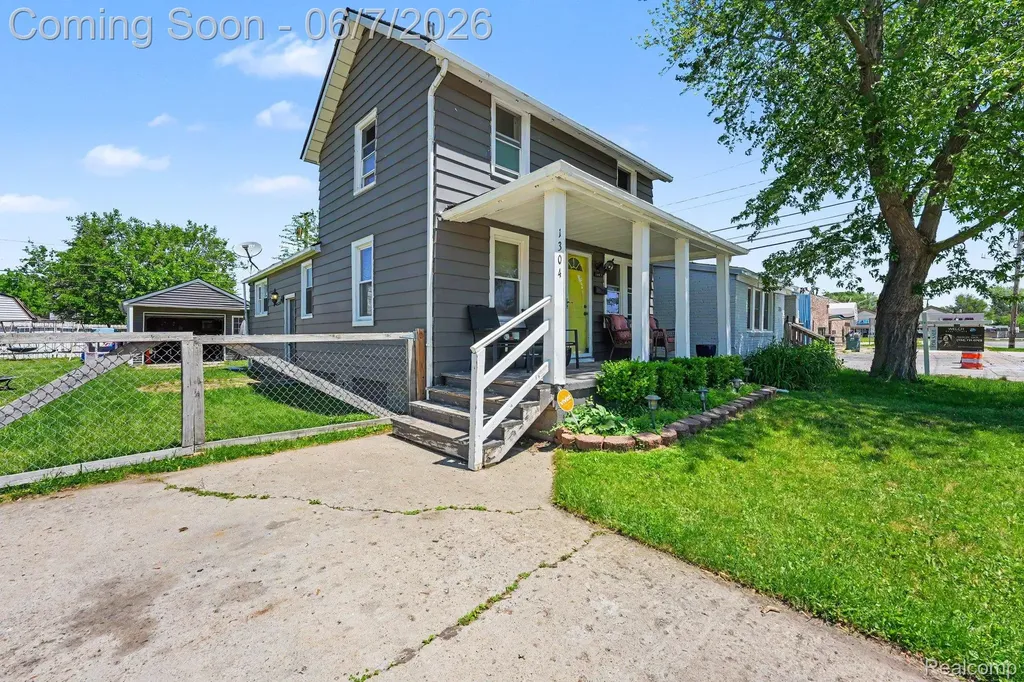 1304 Stewart Avenue Lincoln Park City MI 48146