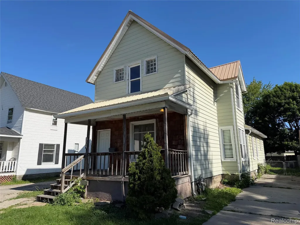 909 Pine Street Port Huron City MI 48060