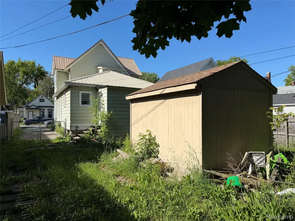 909 Pine Street Port Huron City MI 48060