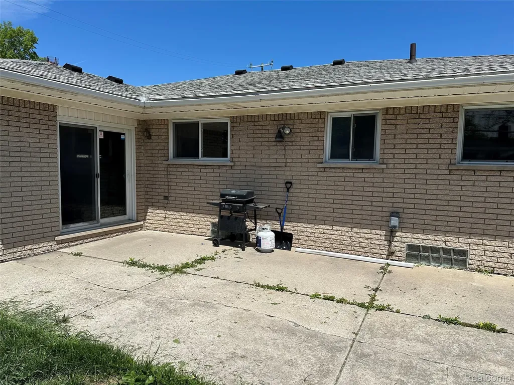 13252 Diena Drive Warren City MI 48088