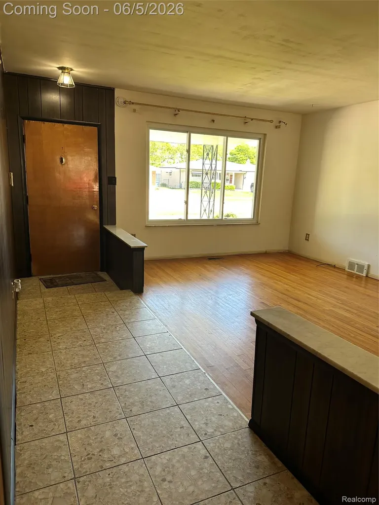 13252 Diena Drive Warren City MI 48088