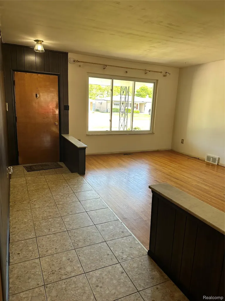 13252 Diena Drive Warren City MI 48088
