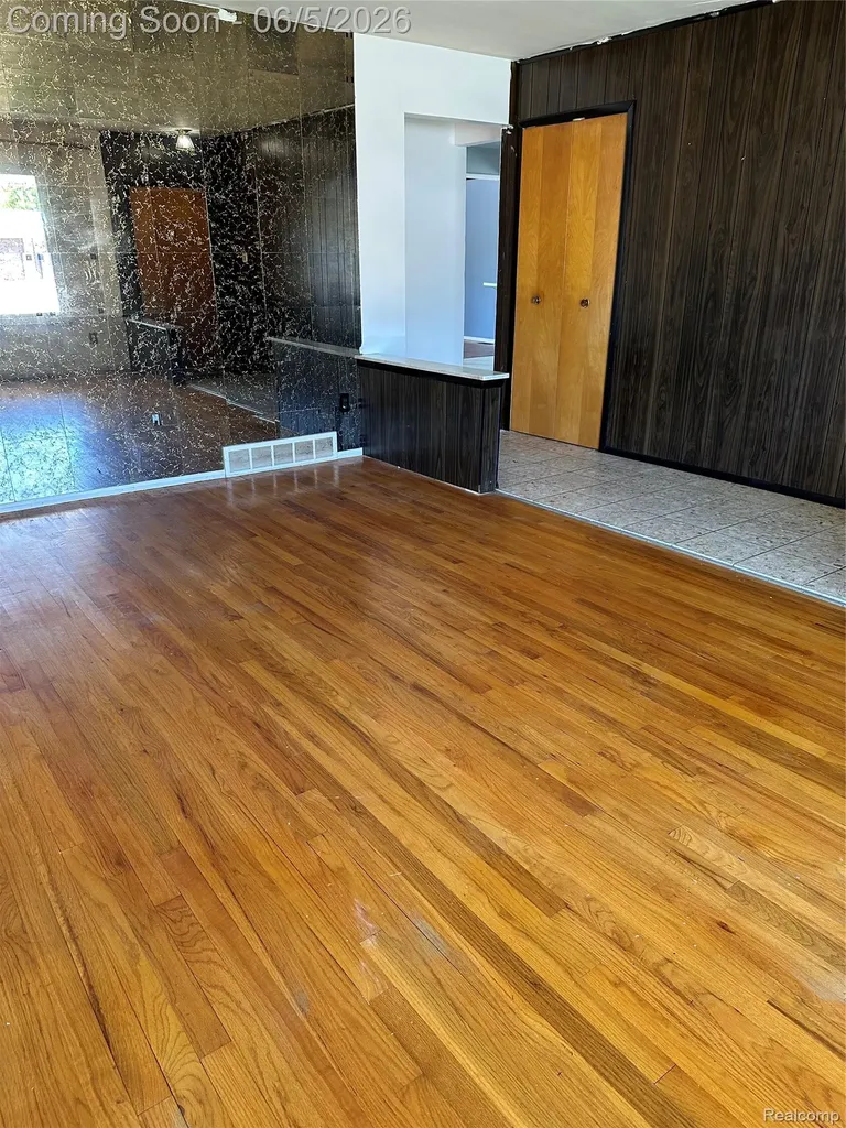 13252 Diena Drive Warren City MI 48088