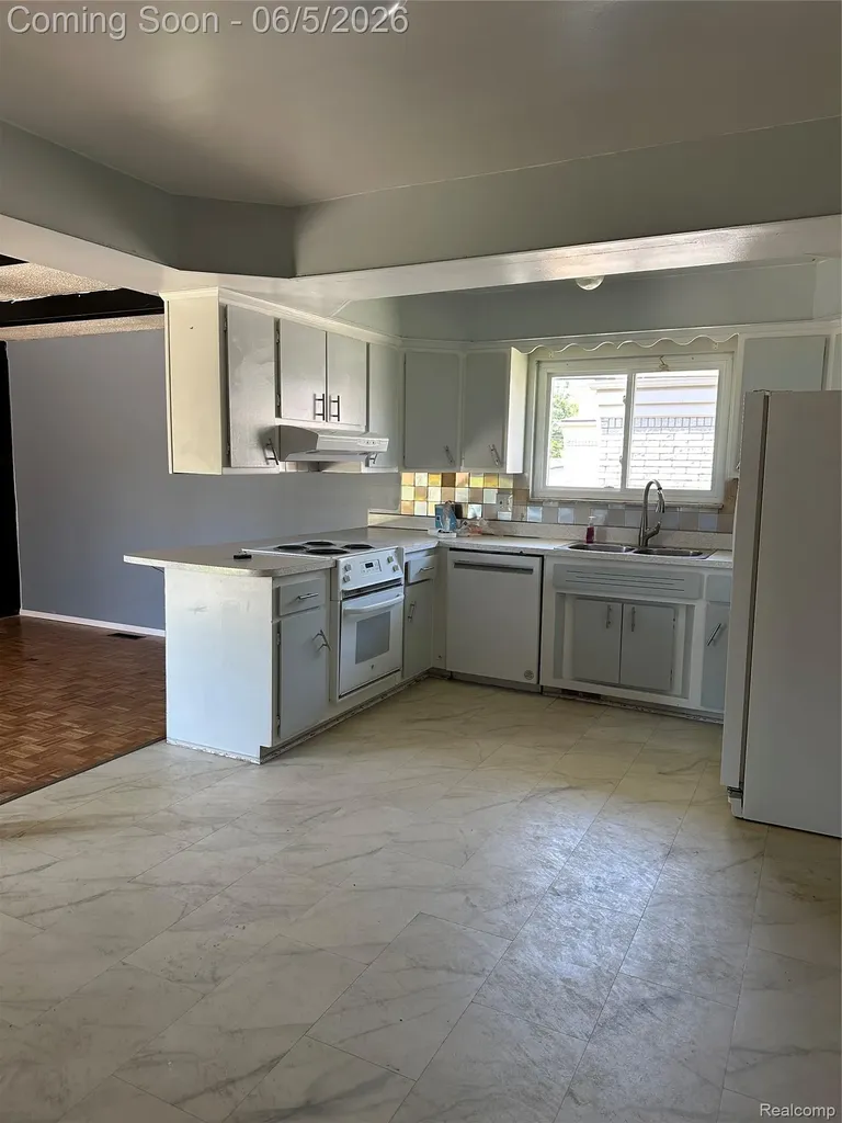 13252 Diena Drive Warren City MI 48088