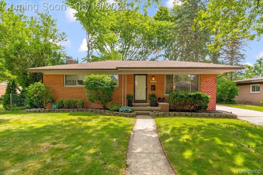 28332 Loretta Avenue Warren City MI 48092