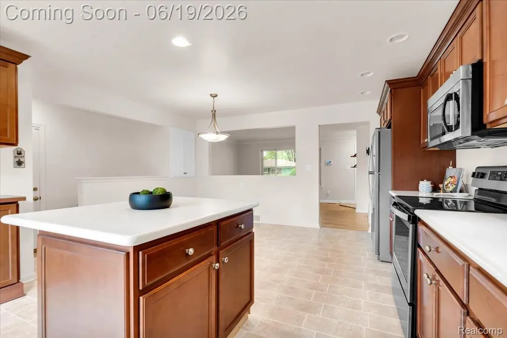 28332 Loretta Avenue Warren City MI 48092