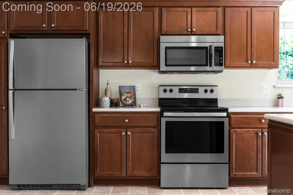 28332 Loretta Avenue Warren City MI 48092