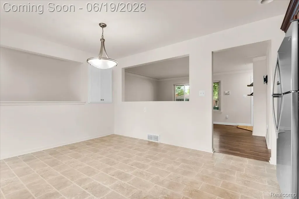 28332 Loretta Avenue Warren City MI 48092