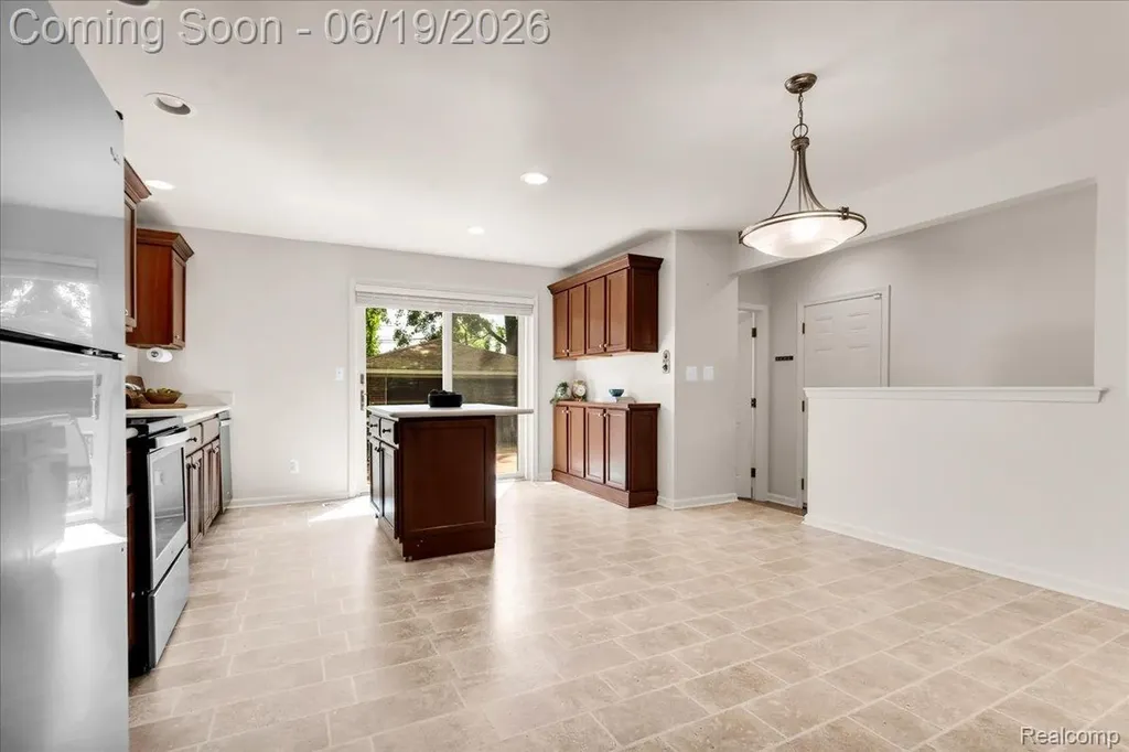 28332 Loretta Avenue Warren City MI 48092