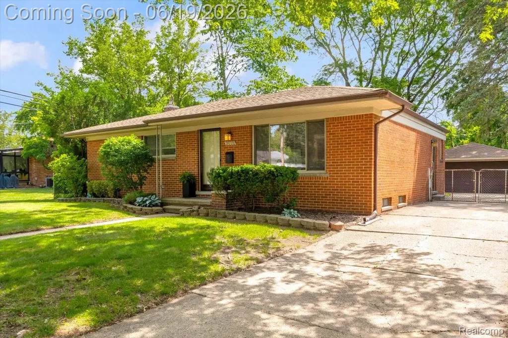 28332 Loretta Avenue Warren City MI 48092