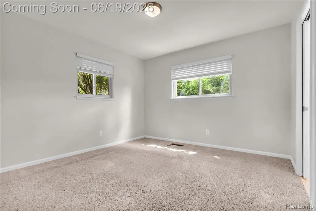 28332 Loretta Avenue Warren City MI 48092