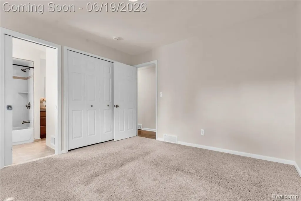 28332 Loretta Avenue Warren City MI 48092