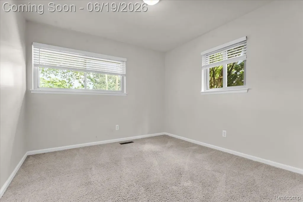 28332 Loretta Avenue Warren City MI 48092