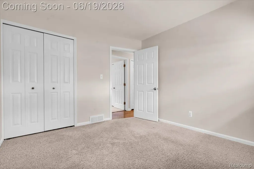 28332 Loretta Avenue Warren City MI 48092