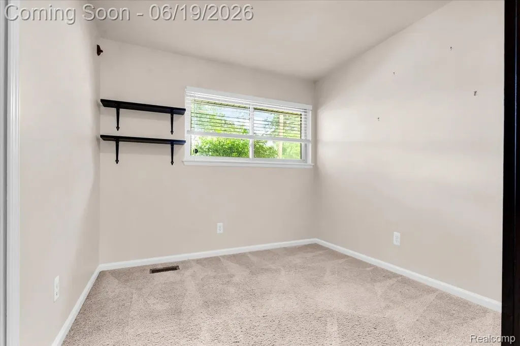 28332 Loretta Avenue Warren City MI 48092